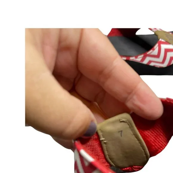 Yellow Box Flip Flop Sandals Red & White Chevron Thong Flip Flops Women's Size 7 - Picture 12 of 12
